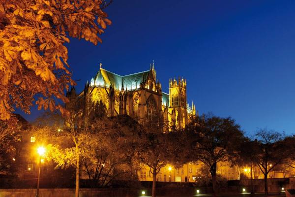 Cathédrale à Metz dans la nuit